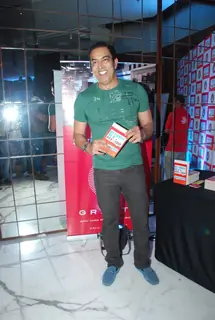 Vindoo Dara Singh poses for the media at Arya Babbar's Book Launch