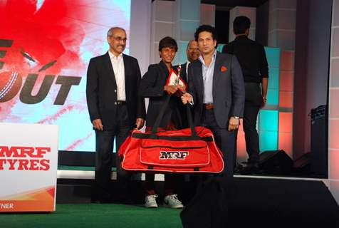 Sachin Tendulkar felicitates a boy at MRF Promotions