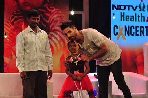 Shahid Kapoor poses with a child at NDTV Fortis Health 4U Cancerthon Campaign