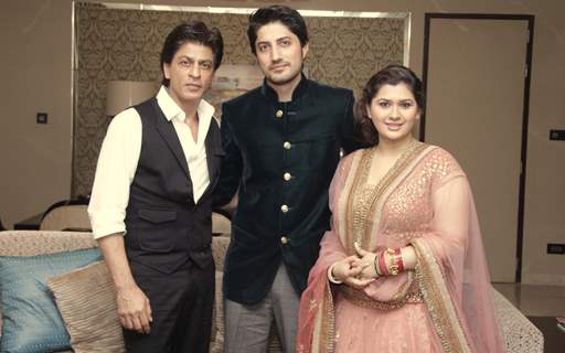 Shah Rukh Khan poses with Newly Weds Manali Jagtap and Vicky Shoor