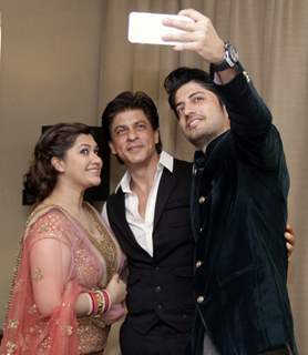 Vicky Shoor clicks a selfie with Shah Rukh Khan and Manali Jagtap