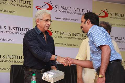 Naseeruddin Shah being felicitated at the Launch of Stpaulsice.com