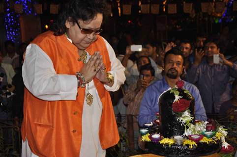 Bappi Lahiri was snapped praying at a Unique 40 Feet Shivling