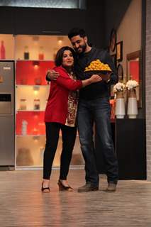 Abhishek Bachchan welcomed on Farah Ki Daawat