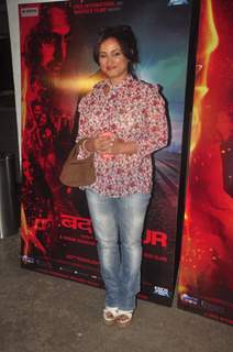 Divya Dutta poses for the media at the Special Screening of Badlapur