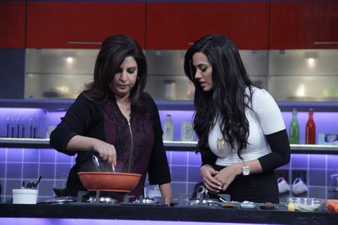 Sanaa Khan learns cooking from Farah Khan at the Launch of Farah Ki Daawat