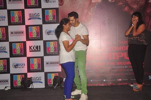 Varun Dhawan shakes a leg with a fan at the Promotions of Badlapur at R City Mall