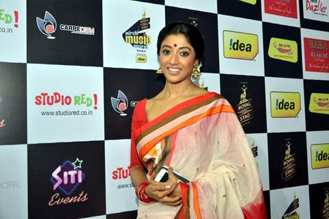 Paoli Dam poses for the media at Royal Stag Mirchi Music Awards Bangla 2014