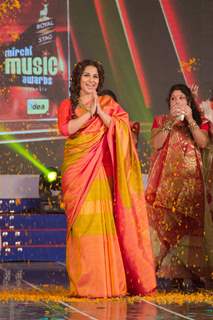 Vidya Balan greets the audience at Royal Stag Mirchi Music Awards Bangla 2014