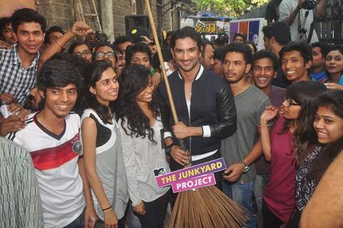 Sushant Singh Rajput poses with fans at MTV Junkyard Clean Up Drive Event