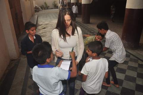 Kalki Koechlin signs autographs for kids at Ishqiya Dharavi Style Play