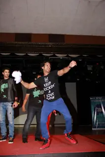 Karan Mehra throws freebies at the Promotions of Badmashiyan
