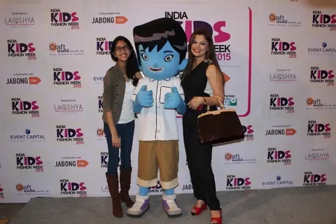 Deepshikha Nagpal poses with her daughter and Krishna at India Kids Fashion Week 2015