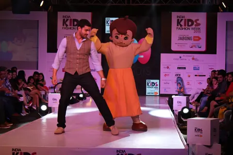 Gautam Rode performs with Chhota Bheem at India Kids Fashion Week 2015