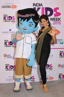 Tanaaz Currim Irani poses with Krishna at India Kids Fashion Week 2015