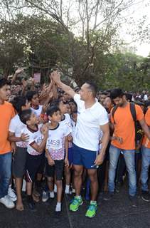 Rahul Bose interacts with kids at Runathon Organised by Reliance Energy