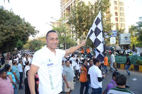 Rahul Bose flags off the 4.5 Kms Runathon Organised by Reliance Energy