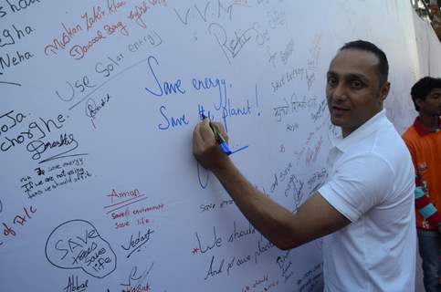 Rahul Bose signs his autograph at the Runathon Organised by Reliance Energy