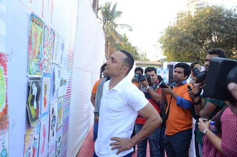 Rahul Bose checks out the drawings at the Runathon Organised by Reliance Energy