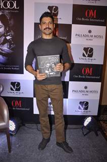 Farhan Akhtar poses for the media at Dinesh Raheja and Jeetendra Kothari's Book Launch