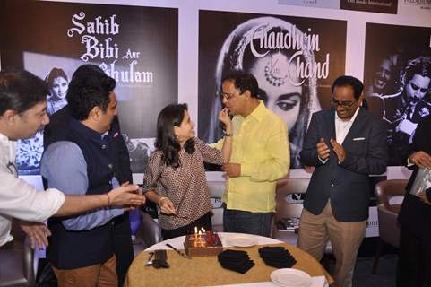 Anupama Chopra feeds a piece of cake to Vidhu Vinod Chopra