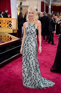 Naomi Watts poses for the media at the Oscars Red Carpet 2015