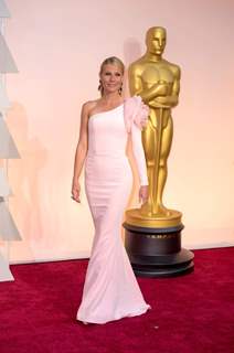 Gwyneth Paltrow poses for the media at the Oscars Red Carpet 2015