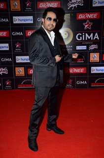 Mika Singh poses for the media at GIMA Awards 2015