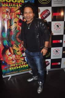 Kailash Kher poses for the media at Sonu Nigam and Bickram Ghosh's Album Launch