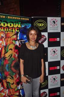 Sunidhi Chauhan poses for the media at Sonu Nigam and Bickram Ghosh's Album Launch