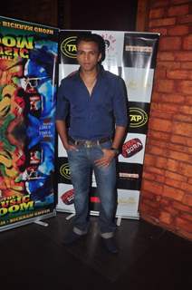 Abhijeet Sawant poses for the media at Sonu Nigam and Bickram Ghosh's Album Launch