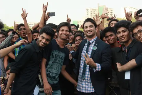 Sushant Singh Rajput poses with fans at the Fashion Show Inspired by Detective Byomkesh Bakshy!