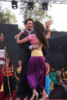 Sushant Singh Rajput performs with a fan at the Fashion Show Inspired by Detective Byomkesh Bakshy!