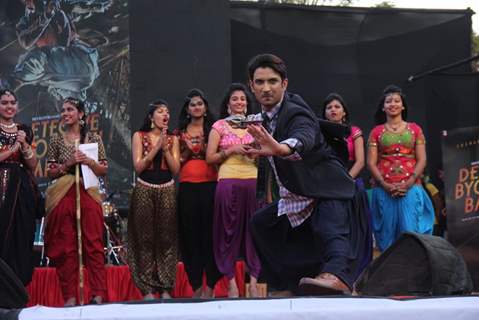 Sushant Singh Rajput shows off his skills at the Fashion Show Inspired by Detective Byomkesh Bakshy!