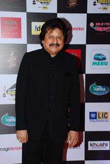 Pankaj Udhas poses for the media at Radio Mirchi Awards