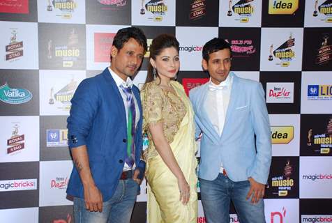 Kanika Kapoor poses with Meet Brothers at Radio Mirchi Awards