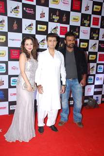 Sonu Nigam poses with his Wife and a friend at Radio Mirchi Awards
