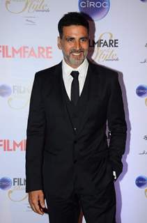 Akshay Kumar poses for the media at Filmfare Glamour and Style Awards