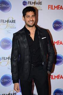 Sidharth Malhotra poses for the media at Filmfare Glamour and Style Awards