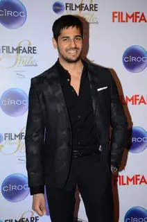 Sidharth Malhotra poses for the media at Filmfare Glamour and Style Awards