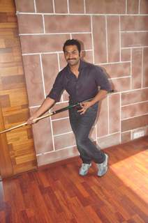 Sharib Hashmi strikes a quirky pose at the Press Conference of Badmashiyaan