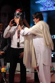 Amitabh Bachchan distributes helmets at the Road Safety Awareness Campaign by Thane Traffic Police