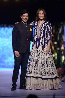 Sonakshi Sinha walks the ramp with manish Malhotra at Fevicol Caring With Style