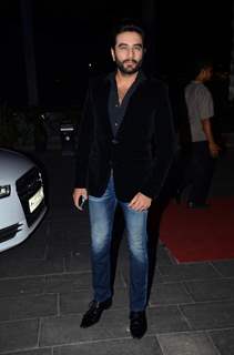 Shekhar Ravjiani poses for the media at Tulsi Kumar's Wedding Reception