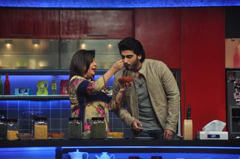 Arjun Kapoor tastes a dish at Farah Ki Daawat