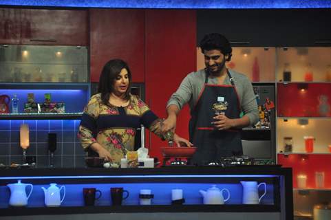 Arjun Kapoor prepares a dish at Farah Ki Daawat