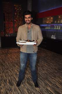 Arjun Kapoor poses with a dish at Farah Ki Daawat