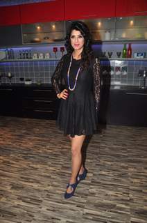 Aishwarya Sakhuja poses for the media at Farah Ki Daawat