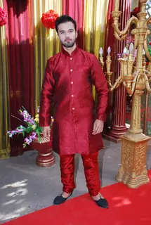 Itna Karo Na Mujhe Pyaar