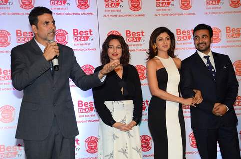 Akshay Kumar interacts with the audience at the Launch of Shilpa Shetty's New Home Shop Venture